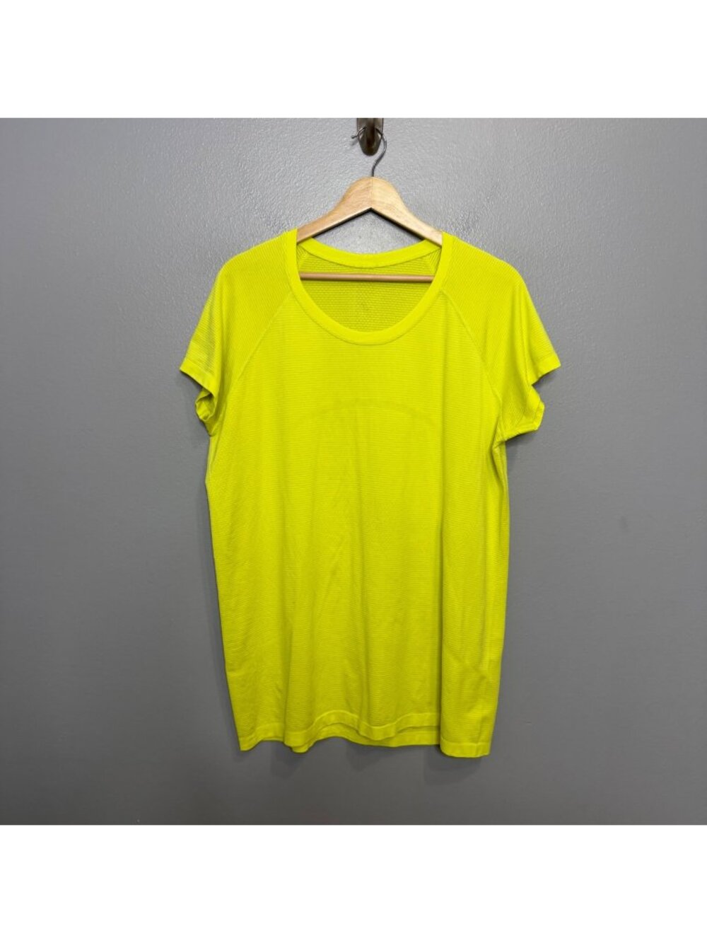 LULULEMON Swiftly Tech Short Sleeve Shirt 2.0 in Highlight Yellow size 16